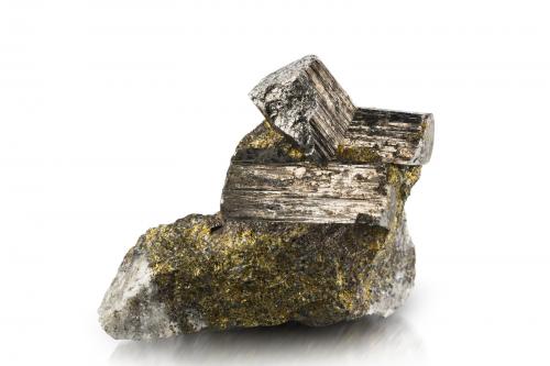 Glaucodot on Chalcopyrite<br />Tunaberg, Nyköping, Södermanland, Suecia<br />7 x 3 x 6 cm / main crystal: 4 cm<br /> (Author: MIM Museum)