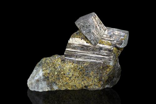 Glaucodot on Chalcopyrite<br />Tunaberg, Nyköping, Södermanland, Suecia<br />7 x 3 x 6 cm / main crystal: 4 cm<br /> (Author: MIM Museum)