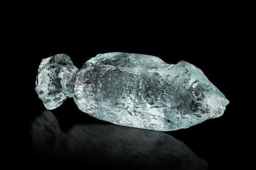 Beryl (variety aquamarine)<br />Valle Roundu, Distrito Skardu, Gilgit-Baltistan (Áreas del Norte), Paquistán<br />4 x 11.5 x 3 cm<br /> (Author: MIM Museum)