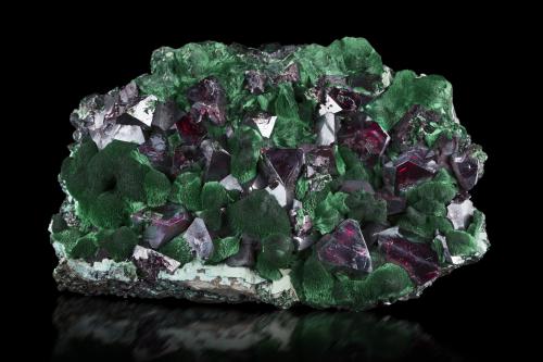 Cuprite with Malachite<br />Mina Mashamba West, Distrito Kolwezi, Lualaba, Cinturón de cobre de Katanga, Katanga (Shaba), República Democrática del Congo (Zaire)<br />9 x 14.5 x 4 cm / main crystal: 2.3 cm<br /> (Author: MIM Museum)