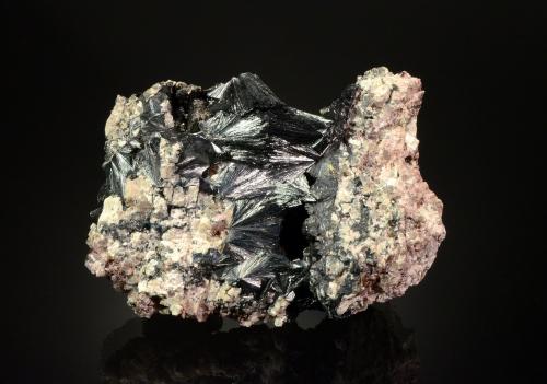 Pyrolusite<br />Gremmelsbach (Triberg im Schwarzwald), Schwarzwald-Baar-Kreis, Freiburg, Baden-Württemberg, Alemania<br />6.5 x 5.0 x 2.8 cm<br /> (Author: Michael Shaw)