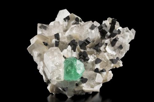 Fluorite with Quartz, Tourmaline (Group) and Mica (Group)<br />Stak Nala, Montes Haramosh, Distrito Skardu, Gilgit-Baltistan (Áreas del Norte), Paquistán<br />23 x 23 x 8 cm / main crystal: 5 cm<br /> (Author: MIM Museum)