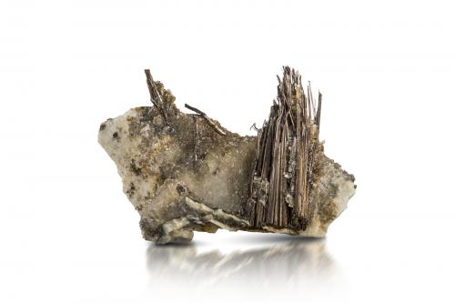 Rasvumite and Quartz<br />Macizo Khibiny, Península Kola, Murmanskaja Oblast, Región del Norte, Rusia<br />4.5 x 3 x 1.5 cm / main crystal: 2.5 cm.<br /> (Author: MIM Museum)