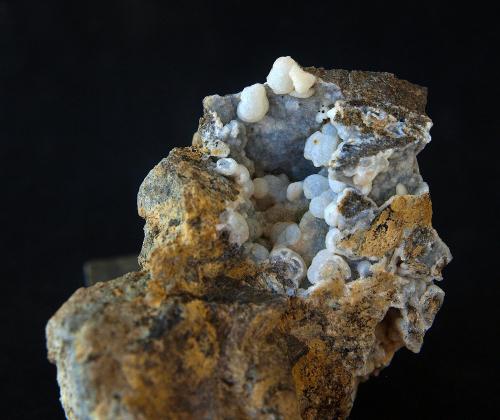 Cuarzo (variedad calcedonia) y clinoptilolita<br />Volcán Cabezo Negro de Zeneta, Murcia, Comarca Huerta de Murcia, Región de Murcia (Murcia), España<br />6 x 6 cm<br /> (Autor: Pedro Antonio)