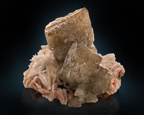 Cerussite on Baryte<br />Mibladen (distrito minero Mibladen), Midelt, Provincia Midelt, Región Drâa-Tafilalet, Marruecos<br />10 x 8.5 x 7 cm / main crystal: 4.9 cm<br /> (Author: MIM Museum)