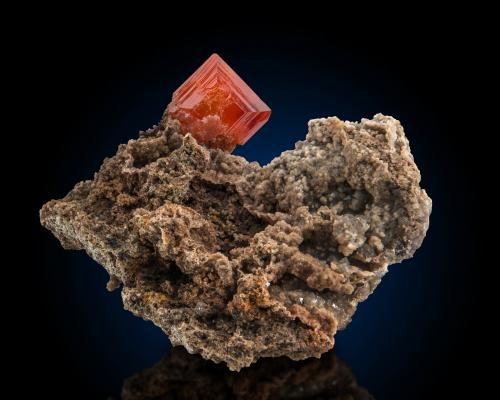 Wulfenite<br />M'Fouati, Distrito M'Fouati, Departamento Bouenza, República del Congo<br />10 x 7 x 6 cm / main crystal: 2.7 cm.<br /> (Author: MIM Museum)