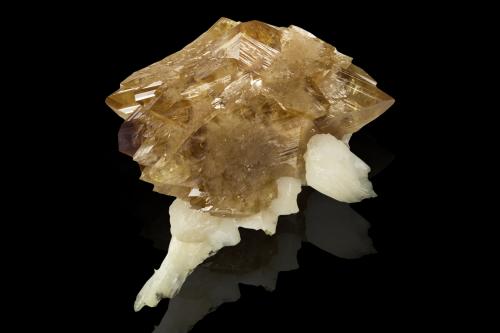 Powellite with Stilbite-(Ca)<br />Aurangabad, Distrito Aurangabad, Maharashtra, India<br />9 x 6.5 x 9.5 cm / main crystal: 5.8 cm<br /> (Author: MIM Museum)