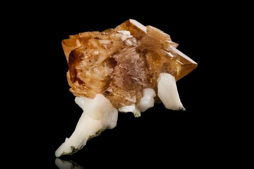 Powellite with Stilbite-(Ca)<br />Aurangabad, Distrito Aurangabad, Maharashtra, India<br />9 x 6.5 x 9.5 cm / main crystal: 5.8 cm<br /> (Author: MIM Museum)