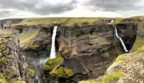 La erosión deja ver en la parte inferior de la garganta restos piroclásticos emitidos por erupciones volcánicas, hace unos dos millones de años, formados por cenizas y lapilli muy compactados posteriormente por el hielo de los glaciares, que están alternando con hialoclastitas y niveles de columnas basálticas, en la parte superior.
Panorámica de las dos cascadas. (Autor: Antonio P. López)