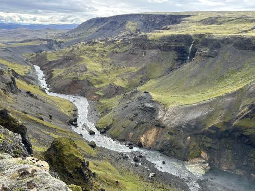 El río Þjórsá atraviesa el valle Þjórsárdalur en el término de Skeiða- og Gnúpverjahreppur.
El acceso final a este impresionante paisaje, en el borde sur de los Highlands (Tierras Altas), es bastante difícil ya que la carretera es de grava y no está asfaltada. Los últimos 60 kilómetros se hacen por un camino de piedras accesible solo en verano y exclusivamente con un vehículo 4x4. (Autor: Antonio P. López)