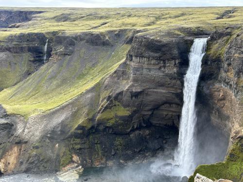 El Þjórsá es el río más largo de Islandia. Nace en el glaciar Hofsjökull, al norte de la región de Suðurland, en el centro del país, y desemboca al suroeste de la isla después de recorrer unos 230 km. El río atraviesa el valle Þjórsárdalur que, junto con su afluente, el Fossá, han formado una espectacular garganta con paredes verticales de más de 120 metros de altura. La parte más profunda es el Fossárdalur, donde se encuentra una de las cascadas más altas de Islandia, Háifoss (‘hái’ - alto y ‘foss’ - cascada) con 122 metros de caída. (Autor: Antonio P. López)