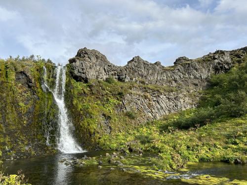 En el norte de Gjáin se encuentra Gjárfoss, una cascada (‘foss’ en islandés) que cae desde 15 metros de altura de las aguas del río Rauðá.  
Gjáin fue una de las muchas localizaciones del rodaje de “Juego de Tronos”, concretamente para la escena de la “Danza del Agua” con Arya y The Hound ( https://www.youtube.com/watch?v=U1dH_RSP86c&ab_channel=BrockLock ). (Autor: Antonio P. López)