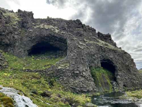 Algunos tubos volcánicos formados en el interior de las coladas de lava aparecen en las inmediaciones de Gjáin. 
Estos tubos se forman cuando una erupción volcánica emite una colada de lava lo suficientemente fluida durante un período de tiempo y la superficie de dicha colada, al entrar en contacto con el aire más frío, se solidifica. La costra de lava solidificada se convierte en el techo del tubo volcánico mientras el río de lava incandescente sigue fluyendo por su interior. Este mecanismo permite a la lava alcanzar grandes distancias, llegando incluso a tocar el mar habiendo fluido únicamente por el interior del tubo. (Autor: Antonio P. López)