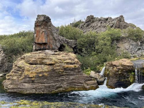 Las tobas y el basalto han sido fuertemente erosionados por las corrientes de agua del río Rauðá. (Autor: Antonio P. López)