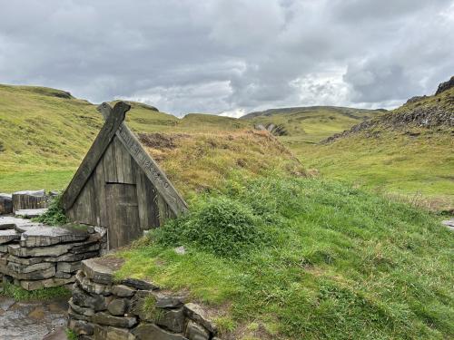 La cabaña con el techo cubierto de hierba y musgo, típica de las antiguas construcciones islandesas, está junto a las termas y sirve para dejar la ropa antes de tomar el baño. (Autor: Antonio P. López)