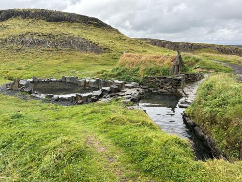 Una de las principales atracciones de Islandia son sus termas. Los manantiales de agua caliente originados por la actividad geotérmica abundan por toda la isla. En algunos casos están en propiedades privadas, como estas de Hrunalaug, cerca de Flúðir, en la región de Hrunamannahreppur, en las que hay que pagar para usarlas. Estas dos albercas de aguas termales, con una temperatura en origen de 37-38°C, pertenecen a los propietarios de la granja Ás, que las construyeron en 1890. (Autor: Antonio P. López)