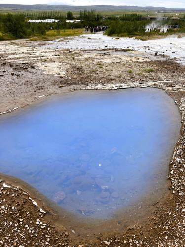 Pequeña charca hidrotermal de aguas de color azul en Haukadalur (Autor: Antonio P. López)