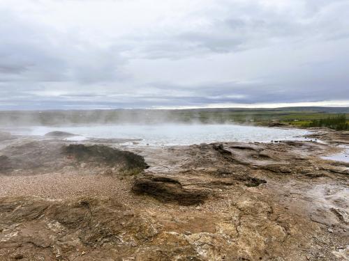 El Geysir es el géiser conocido más antiguo del mundo y el que ha dado nombre a este tipo de termalismo. Se ha calculado que lleva activo unos 10.000 años. Desde el año 2006 está sin actividad ya que los continuos terremotos que se producen en la zona bloquearon el conducto de salida del géiser. (Autor: Antonio P. López)