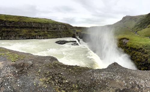 Los saltos corresponden con una sucesión de fallas normales en los bloques de basalto que se han roto y desplazado, y sobre los que fluyen las aguas del río Hvitá, el tercero más largo de Islandia. Al fondo, el cañón del río. (Autor: Antonio P. López)