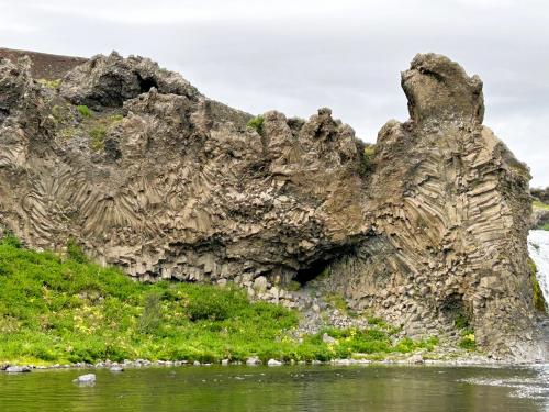 Las columnas de basalto cerca de la cascada Hjálparfoss presentan caprichosas formas difíciles de ver en otros campos de lava de Islandia. (Autor: Antonio P. López)