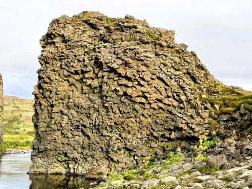 Las coladas basálticas sobre las que fluye el río Fossá proceden del volcán Hekla, uno de los volcanes más activos y explosivos de Islandia, al que se le conoce coloquialmente como “La puerta del Infierno”. (Autor: Antonio P. López)