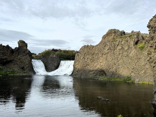 Hjálparfoss es una cascada doble que se precipita desde 10 metros de altura de unos acantilados de basalto. Alimentada por las cristalinas aguas del río Fossá, en el valle de Þjórsárdalur, la cascada está justo antes de unirse con el río glaciar Þjórsá, de aguas de color blanco grisáceo.
Hjálparfoss se encuentra al sur del país, cerca de Flúðir, y de camino hacia Landmannalaugar, en los Highlands islandeses. (Autor: Antonio P. López)