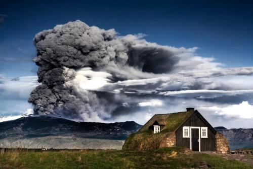 Del volcán Eyjafjallajökull solo hay documentadas cuatro erupciones. La primera sobre el año 550. La segunda en 1612, en la que fueron expulsados un millón de metros cúbicos de piroclastos en varias erupciones explosivas. La tercera en 1821, que duró dos años, formó un nuevo cráter y el deshielo de algunos glaciares provocando inundaciones de los ríos cercanos Markarfljót y Holtsá. La cuarta y más reciente fue en 2010, comenzando a unos 8 km al este del cráter del volcán, en la región de Fimmvörðuháls, lejos del glaciar. Pero el 14 de abril de 2010 comenzó una nueva erupción de carácter explosivo, esta vez en el cráter superior, justo en el centro del glaciar, lo que causó el deshielo de éste y las consecuentes inundaciones en los ríos cercanos. Esta nueva erupción arrojó una gran cantidad de ceniza a la atmósfera, llegando a una altura de varios kilómetros y extendiéndose por un área de miles de kilómetros cuadrados, causando la interrupción del tráfico aéreo en el noroeste de Europa el 15 de abril de 2010, así como el cierre de aeropuertos y el espacio aéreo, provocando la cancelación de más de 20.000 vuelos.
En la imagen, la erupción del Eyjafjallajökull en 2010 vista desde casi el mismo lugar en el que se tomó la foto anterior. Créditos: https://volcanianoficial.com/ (Autor: Antonio P. López)