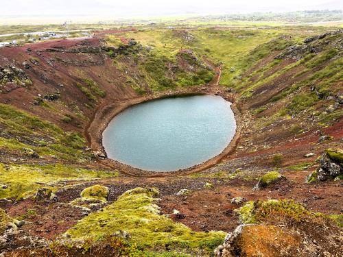 Las escorias y cenizas que cubren la caldera son de tonos rojizos por la oxidación de los minerales de hierro que forman parte de las rocas volcánicas. En el fondo del cráter hay un lago de color azulado con una profundidad que oscila entre 7 y 14 metros, dependiendo del nivel freático en cada estación. Se formó aproximadamente hace unos 1.000 años. (Autor: Antonio P. López)