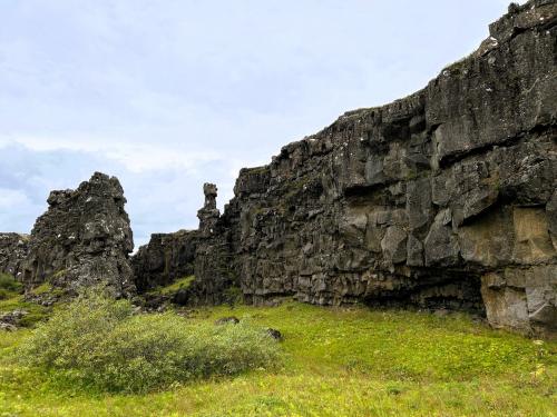 Otra vista de la falla de Almannagjá mostrando las coladas de lava pahoehoe. (Autor: Antonio P. López)