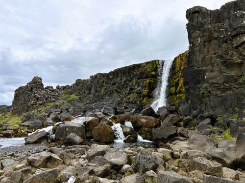 El río Öxará cae por el salto de falla Almannagjá, desde las coladas de lava pahoehoe, formando la cascada Öxarárfoss. (Autor: Antonio P. López)