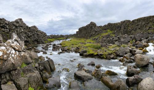 Este valle se desarrolló y se hundió entre las placas tectónicas norteamericana y euroasiática, entre las fallas Almannagjá, al oeste, y Hrafnagjá, al este. La superficie de la fosa, cubierta de coladas de lava, atravesada por arroyos y cubierta de vegetación, está salpicada de enjambres de fallas tensionales subparalelas. En los últimos 9.000 años el hundimiento supera los 40 metros. (Autor: Antonio P. López)