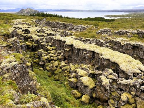 Þingvellir es una de las principales atracciones que todo geólogo desearía visitar. Ofrece la oportunidad de observar la cresta de la dorsal mesoatlántica, en donde la extensión del fondo marino aparece de forma única en tierra firme, separando la placa euroasiática y la norteamericana a razón de 5-10 mm/año. La región está completamente rodeada por volcanes que pertenecen a cuatro sistemas volcánicos activos de la Zona Volcánica Occidental: Prestahnúkur y Hrafnabjörg, al norte, y Hengill y Hrómundartindur al sur. En el centro, se encuentra el volcán en escudo Skjaldbreiður. Al sur, está el lago Þingvallavatn. (Autor: Antonio P. López)