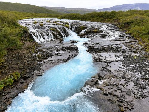 Brúarfoss es una pequeña cascada de aguas de un precioso color azul turquesa en el río Brúará, un modesto afluente del Hvitá. En esta zona, el cauce del río atraviesa un campo de lava y se precipita en una fisura longitudinal de más de 100 metros con una miríada de pequeños saltos por los que va desplomándose el agua. 
El Brúará nace en las montañas de Laugardalsfjöll, aunque parte de su caudal también procede del campo de lava de Úthlíðarhraun y de las tierras altas de Brúarskörð. Brúarfoss se encuentra en el oeste de Islandia y se podría traducir como “cascada del puente”, haciendo referencia a un arco natural que existió hasta el siglo XVII. (Autor: Antonio P. López)