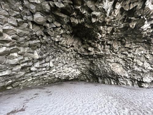 En el interior de la cueva Hálsanefshellir se observan en el techo las columnas erosionadas perpendicularmente al eje mayor, presentando contornos pentagonales o hexagonales. (Autor: Antonio P. López)