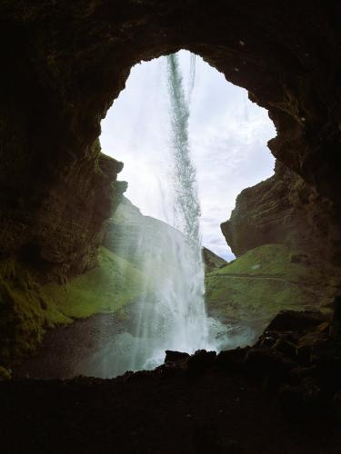 Una vez en Kvernufoss existe la posibilidad de adentrarse en la cueva erosionada que hay detrás de la cascada, observándola desde su parte posterior. (Autor: Antonio P. López)