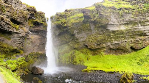 La hialoclastita es una roca volcánica de tipo fragmentario (parecida a una brecha) que se forma en erupciones bajo el agua. Está formada por fragmentos vítreos embebidos en una matriz del mismo origen y del mismo material, pero de tamaño más fino. La lava, al entrar en contacto con el mar, se enfría muy rápidamente y genera vapor, lo que provoca explosiones y fragmenta el material ya solidificado. (Autor: Antonio P. López)