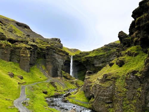 El río Kverná nace en Skógaheiði, cerca del extremo suroccidental del glaciar Eyjafjallajökull, en el sur de Islandia. Poco antes de unirse al Hofsá las aguas caen desde una altura de 30 metros, formando la cascada Kvernufoss, hasta el fondo de un estrecho cañón llamado Kvernugil. (Autor: Antonio P. López)