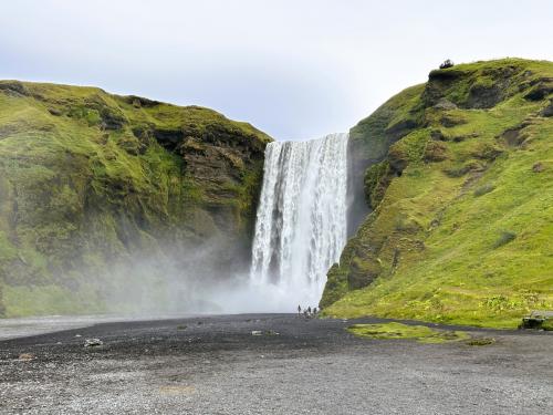 Para los que les gustan las series, esta cascada aparece en una escena de la serie “Vikings” en la que el personaje Floki se queda impresionado con el paisaje ( https://www.reddit.com/r/VisitingIceland/comments/74ocmp/this_trailer_from_vikings_season_5_where_floki_is/?rdt=34651 ), y en la serie “Juego de Tronos” con una escena entre Jon Snow y Daenerys Targaryen ( https://www.youtube.com/watch?v=_m24WCEfZwk ). (Autor: Antonio P. López)