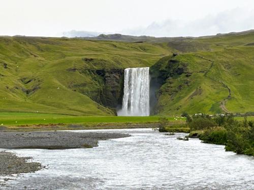 Skógafoss es una cascada en el recorrido del río Skógá, cerca del pueblo de Skógar, al sur del glaciar Eyjafjallajökull en la región de Suðurland, al sur de Islandia. Situada sobre unos antiguos acantilados marinos de toba y basalto que han retrocedido, hoy a unos 5 km del océano, tiene 62 metros de alto y 25 metros de ancho. (Autor: Antonio P. López)