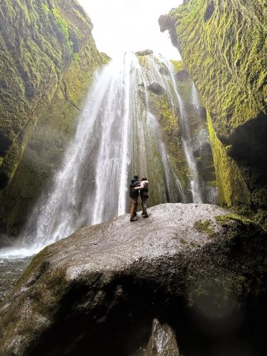 Las dimensiones de la cascada se aprecian bien usando como escala a las personas. (Autor: Antonio P. López)