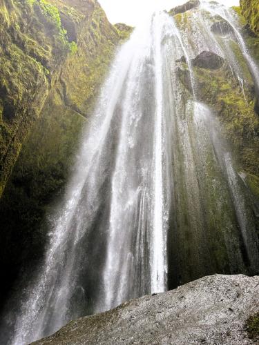 A unos 500 metros al norte de Seljalandsfoss se encuentra otra cascada oculta en el interior de un cañón de lava, Gljúfrabúi. Esta cascada tiene una altura de 40 metros y una anchura de 25 m. Es posible entrar en el cañón a través de un estrecho pasillo erosionado por el agua de la cascada y contemplarla de cerca, eso sí, se llega completamente mojado por la humedad ambiental y las salpicaduras de agua, pero merece la pena. (Autor: Antonio P. López)