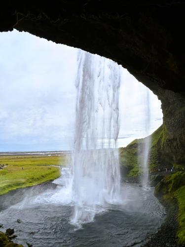 La fuerte erosión en Seljalandsfoss ha formado una gran cavidad detrás de la cortina de agua a la que se puede acceder a través de un resbaladizo sendero, lo que permite contemplar la cascada desde atrás. (Autor: Antonio P. López)