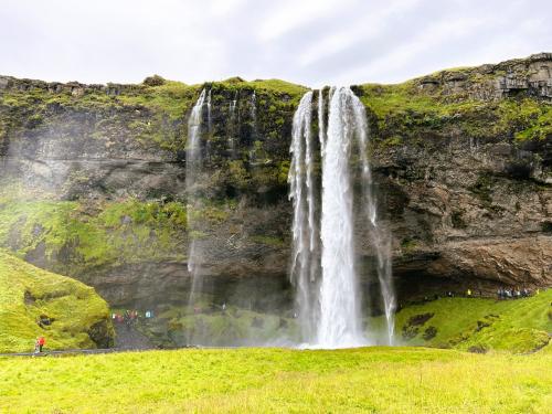 Las aguas de la cascada Seljalandsfoss proceden del río Seljalandsá que tiene su origen en el glaciar Eyjafjallajökull. El agua cae desde unos 60 metros de altura de un antiguo acantilado de rocas volcánicas que estaba en la línea de costa del océano Atlántico hace varios miles de años. En la actualidad marca el límite entre las Tierras Altas (Highlands) y el resto del país. (Autor: Antonio P. López)