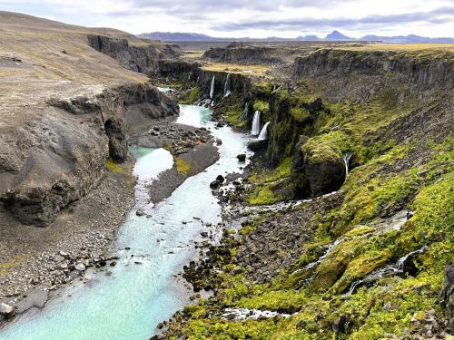 El cañón de Sigöldugljúfur es un perdido paraje en las Tierras Altas (Highlands) cerca de la región de Landmannalaugar. Hasta hace algunos años este cañón no existía porque estaba bajo las aguas del río Tungnaá, que nace en el glaciar Vatnajökull, el mayor de Islandia. La construcción de la presa de la central hidroeléctrica de Sigalda bajó el nivel del agua dejando vacío el cañón y apareciendo numerosas cascadas de aguas turquesa en uno de sus flancos. (Autor: Antonio P. López)