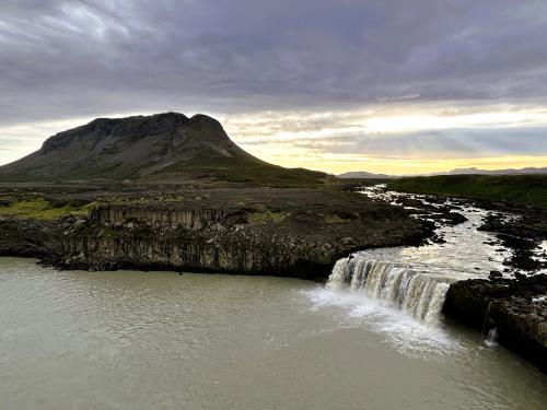 La cascada Þjófafoss está situada en el río Þjórsá en la parte este de los campos de lava basáltica de Merkurhraun, junto al monte Búrfell, en la zona meridional de Islandia. Sus aguas suelen ser de color turquesa pero la central hidroeléctrica que hay aguas arriba condiciona el color por los aportes de sedimentos durante el deshielo. (Autor: Antonio P. López)