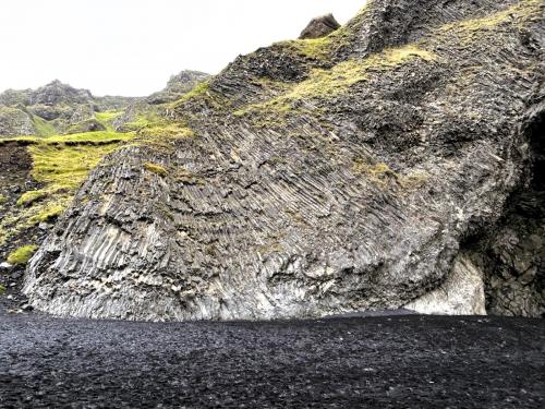 Finas columnas de basalto inclinadas mostrando la dirección del flujo del magma. (Autor: Antonio P. López)