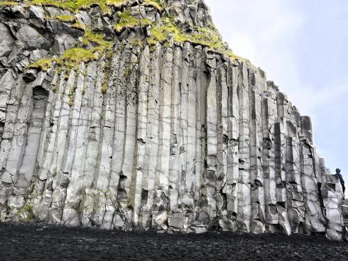 Grupo de columnas basálticas gruesas y verticales de más de 10 metros de altura en la playa de Reynisfjara, en Vík í Mýrdal. (Autor: Antonio P. López)