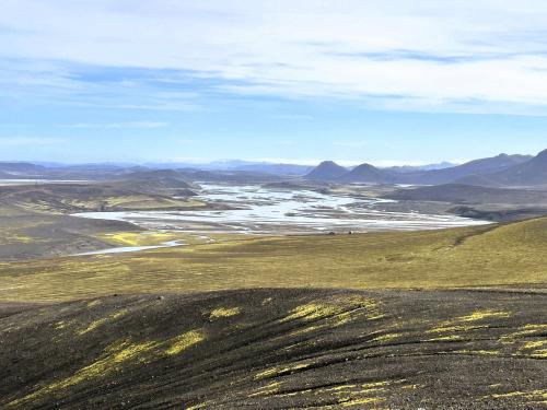 El río Tungnaá, en las Tierras Altas del sur de Islandia, nace en la zona occidental del glaciar Vatnajökull. Cuando el río atraviesa estas extensas llanuras se ensancha circulando por canales separados por barras arenosas formando pequeñas islas. A este tipo de ríos se les denomina trenzados ya que su caudal es variable, a diferencia con los anastomosados que son de aguas tranquilas y constantes.
Al fondo, el glaciar Vatnajökull sobre el volcán Vatnajökull. (Autor: Antonio P. López)