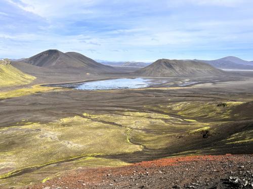 El lago Blautaver, al norte del volcán Ljótipollur, en la Reserva Natural de Fjallabak, se encuentra a una altitud de 564 metros y está alimentado por el río Tungnaá. El paisaje que lo rodea lo conforman varios conos volcánicos de riolita del área de Torfajökull. (Autor: Antonio P. López)