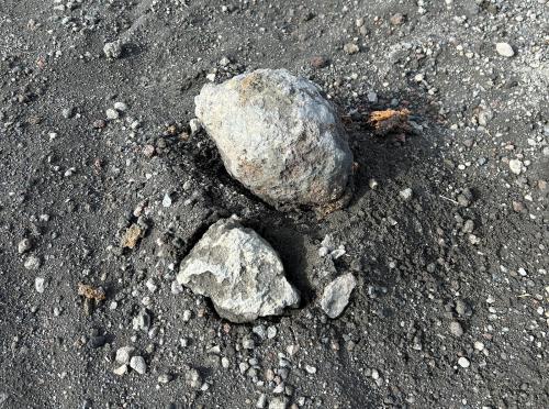 Una bomba volcánica en medio del campo de cenizas. Las bombas se forman cuando un fragmento de lava viscosa es expulsado en una erupción y se solidifica durante el vuelo adquiriendo una forma más o menos redondeada o en forma de huso. (Autor: Antonio P. López)